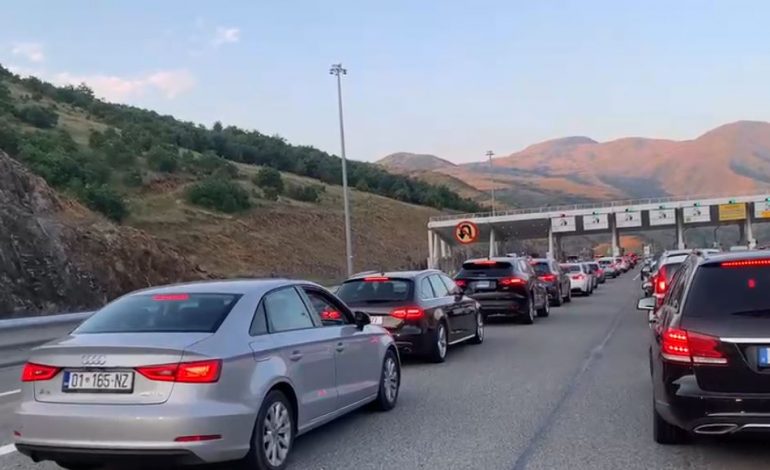 FLUKS I LARTË MJETESH NË MORINË/ Pushuesit nga Kosova i drejtohen bregdetit shqiptar në kulmin e sezonit turistik