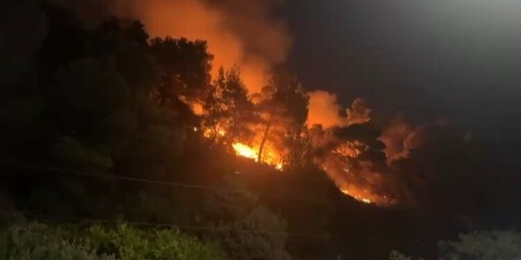 PEZULLOHET OPERACIONI PËR SHKAK TË ERRËSIRËS/ Vatra e zjarrit në Drenije vijon të mbetet aktive
