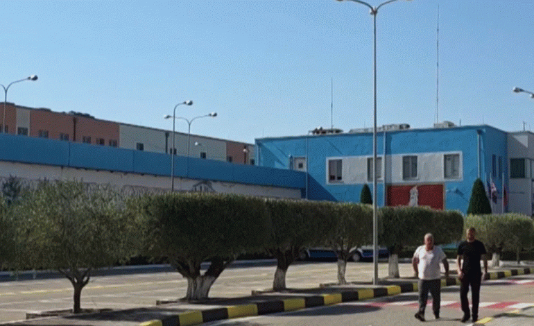 “MË FTUAN PËR KAFE DHE MË QËLLUAN”/ Përleshja në burgun e Fierit, Denis Bajri tregon si e sulmoi Jurgen Zotaj në qeli