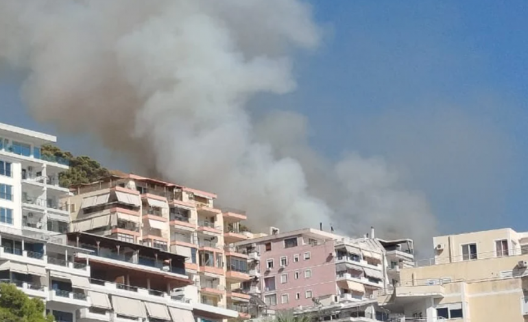 ALARMOHET SARANDA/ Zjarri përhapet me shpejtësi, hotele dhe banesa në RREZIK…
