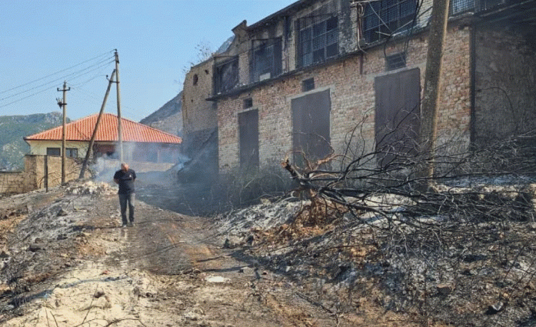 ZJARRI NË KRUJË/ Një lagje mbetet pa energji pas dëmtimit të linjës së tensionit të lartë, vijon ndërhyrja me helikopterë