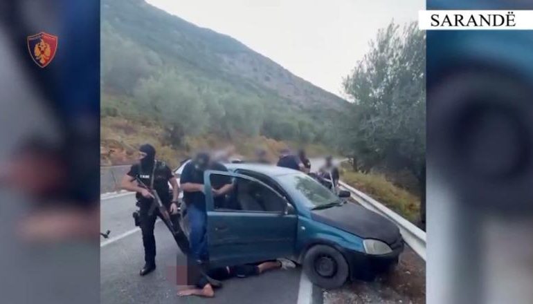 “MOS LËVIZ”/ Momenti kur arrestohen 3 të rinj me 5 kg kanabis! Do i shisnin në Sarandë e Ksamil, njëri ‘ruante’ lëvizjet e policisë