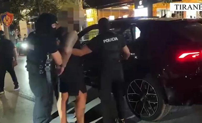 POLICIA AKSION NË TIRANË DHE NË ZONAT PËRRETH/ Arrestohen dy persona, Sekuestrohen kokainë, armë dhe…