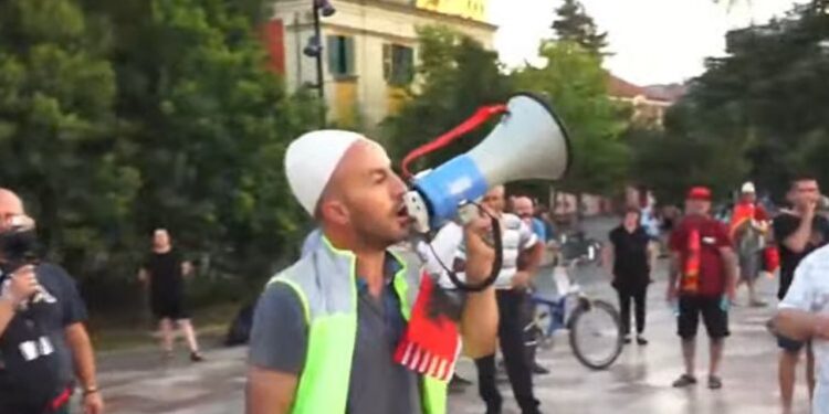 64 DITË TUBIM/ Qytetarët protestojnë sërish në sheshin “Skënderbej”