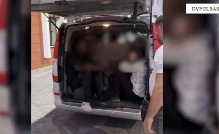 ARRESTOHEN 3 PERSONA NË ELBASAN/ Kapen “mat” duke kaluar emigrantë të paligjshëm (EMRAT)