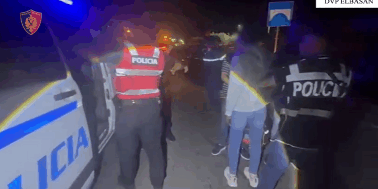 E PËSOJNË KEQ/ Transportonin 24 emigrantë drejt Europës, arrestohen 3 persona në aksin Librazhd-Elbasan