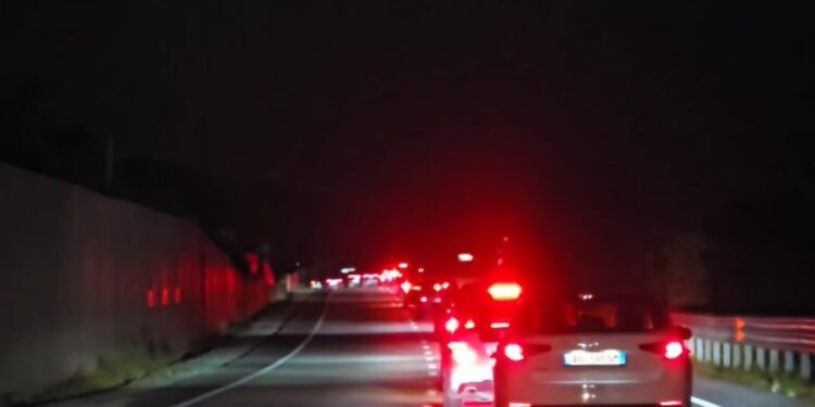 TRAFIK I RËNDUAR DHE RADHË KILOMETRIKË NË KTHIM NGA JUGU/ Kolona automjetesh nga “Tuneli i Llogarasë” drejt Vlorës