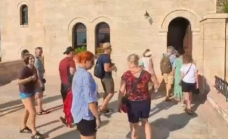 “ATMOSFERË TURISTËSH NË MUZEUN GJERGJ KASTRIOT SKËNDËRBEU”/ Rama publikon pamje nga Kruja