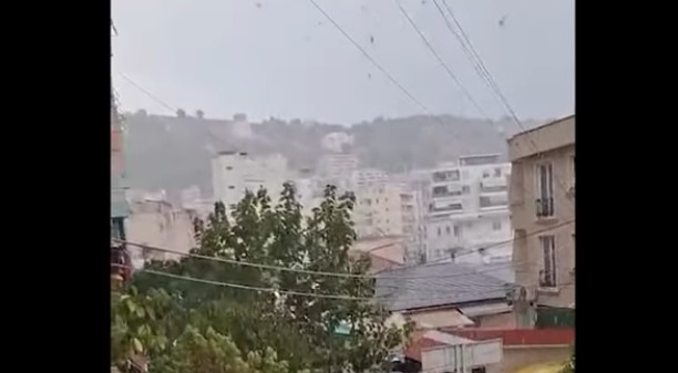 “ÇMENDET” MOTI/ Pas të nxehtit ekstrem Saranda dhe Delvina pushtohen nga stuhitë e shiut