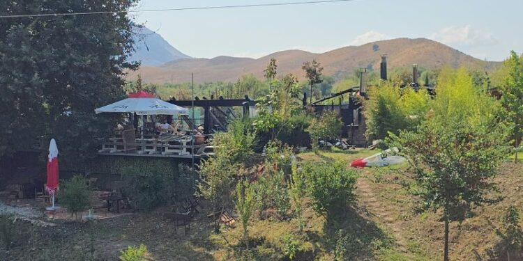 ZJARR NË NJË AGROTURIZËM NË FINIQ/ Flakët përfshijnë restorantin, dëme të konsiderueshme