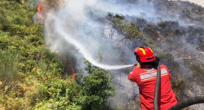 TETË VATRA ZJARRI AKTIVE/ Vijon ndërhyrja nga toka dhe ajri në Dajt dhe Lurë