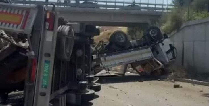 AKSIDENT I RËNDË NË UNAZËN E MADHE/ Përplasen automjeti dhe fadroma, një person i plagosur