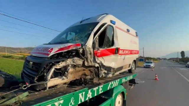 E RËNDË/ Ambulanca përplaset me një automjet në Maliq, një i plagosur niset me urgjencë në spital