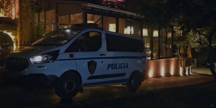 KONFLIKT NË KORÇË/ Dy persona të plagosur, dyshohet se u përplasën me lopata dhe mjete të forta