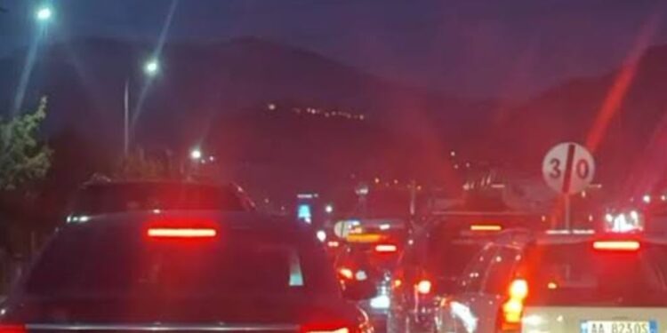 FLUKSI I PUSHUESVE PARALIZON RRUGËT NË LEZHË/ Trafik i rënduar dhe radhë kilometrike në akset kryesore