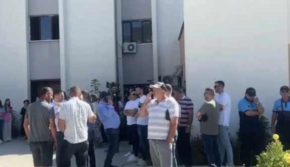 PAS POLIÇANIT/ Protestë edhe në Klos kundër propozimit të PS për bashkitë. Administrata bojkoton punën