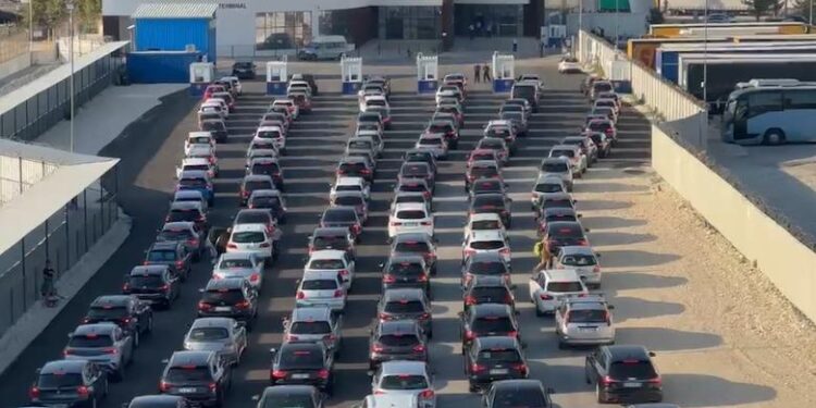 “PIKU” I SEZONIT TURISTIK/ Fluks i lartë pasagjerësh në Portin e Vlorës gjatë fundjavës