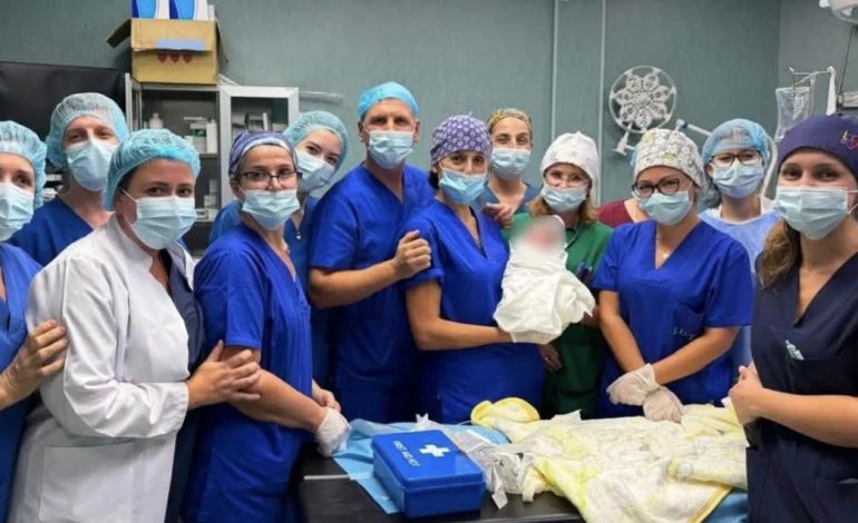 LAJM I MIRË/ Gruaja shtatzënë nuk arrin të shkojë në maternitet dhe paraqitet tek Trauma, mjekët ndërhyjnë në kohë, shpëtohet nëna dhe foshnja