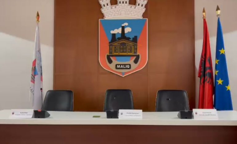 “ULU ATJE”/ Tensione dhe debate në Këshillin Bashkiak të Maliqit, i moshuari kërcënon t’i godasë më shkop