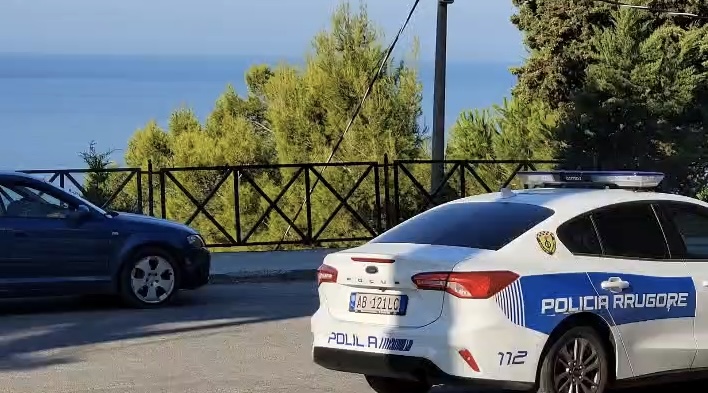 AKSIDENT I RËNDË NË DURRËS/ Makina del nga rruga dhe përfundon në humnerë