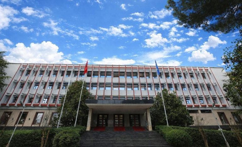 HIMNI SHQIPTAR NUK U EKZEKUTUA GJATË AKTIVITETIT NË PUSTEC/ Reagon ASHPËR ministria: U shkel protokolli, respektimi i simboleve kombëtare nuk është…