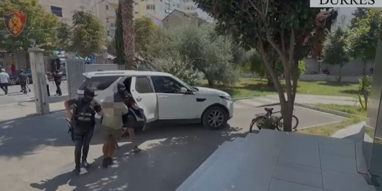 E PËSON KEQ/ Pjesë e një grupi kriminal në Itali, arrestohet në Durrës 33-vjeçari