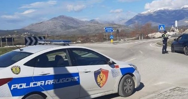 AKSIDENT I FRIKSHËM NË AKSIN RRUGOR VLORË-ORIKUM/ Audi” përplas këmbësoren me foshnjën 3-muajshe, mrekullisht shpëtojnë të dyja