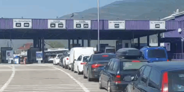 FLUKS I LARTË NË MORINË/ Mbi 200 mijë hyrje nga Kosova në vetëm një javë
