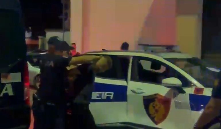 VRAU SHOKUN E TIJ/ Arrestohet pas disa orësh autori i dyshuar, Kristjan Sterjo! Momenti i shoqërimit të të riut