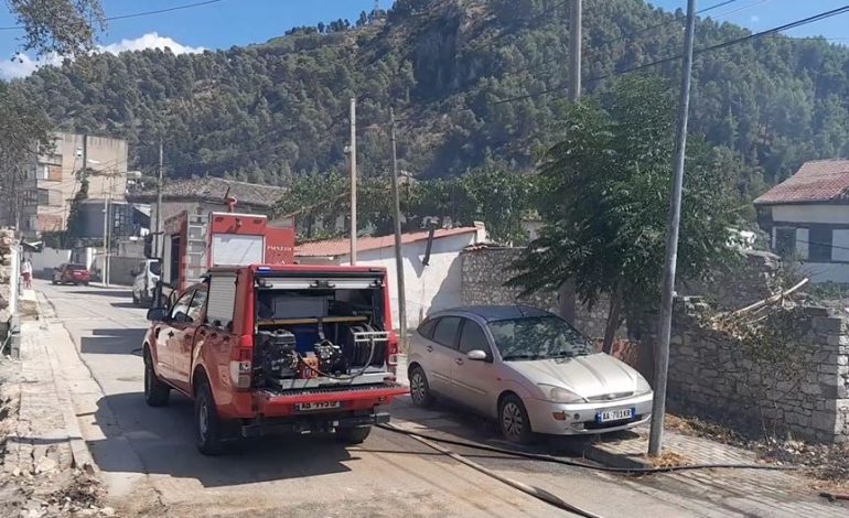 DIGJEN DY BANESA NË BERAT/ Flakët përfshijnë edhe një shtëpi monument kulture. Zjarri dyshohet i qëllimshëm