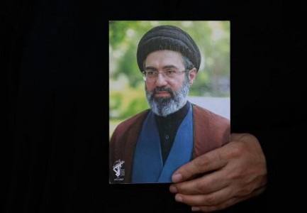 SPEKULIME PËR SHËNDETIN E MOJTABA KHAMENEI/ Irani paralajmëron publikimin e pamjeve të liderit suprem: Do të shfaqet mes njerëzve dhe në rrugë