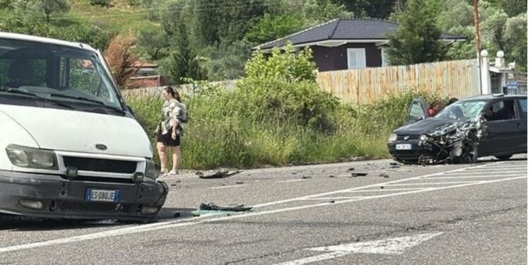 TRAGJIKE/ U aksidentua me furgon në Ksamil, 20-vjeçari humb jetën rrugës për në spital