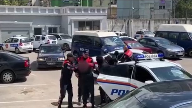 EMRI/ Përplasi për vdekje vogëlushen gjatë manovrave me makinë, arrestohet shoferi 24-vjeçar!