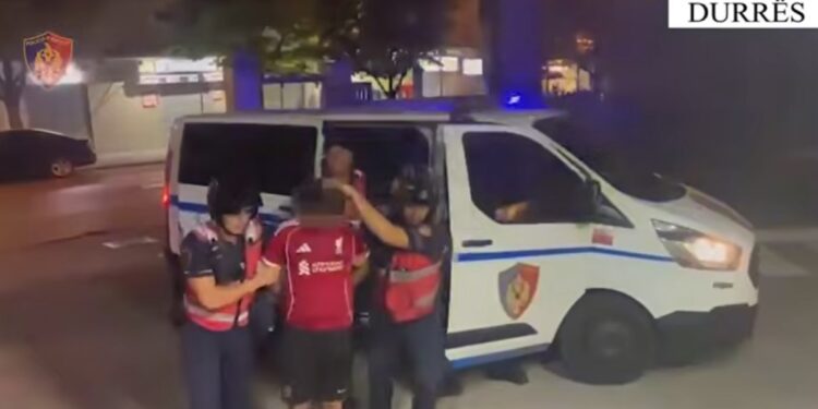 GRABITI PARATË NGA KASA E MARKETIT NË DURRËS/ Kapet pas disa orësh ndjekjeje 26-vjeçari me precedentë penalë!