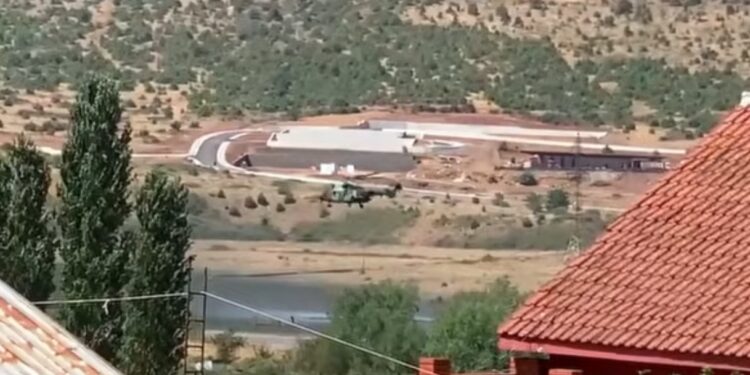 ZJARRI VIJON TË DJEGË PYJET/ Situatë kritike në Bulqizë, nis dhe ndërhyrja nga ajri me helikopter