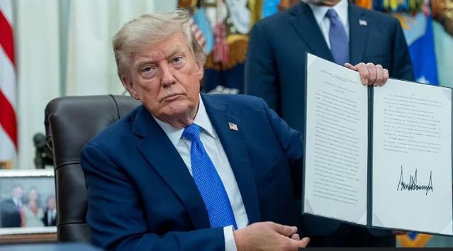 TRUMP FIRMOS URDHRA TË RINJ PËR EMIGRACIONIN/ Synon ndryshimin e rregullave për shtetësinë në SHBA