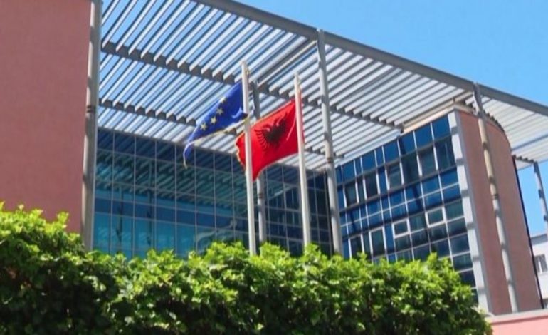 GAZETARËT PA KAMERA DHE CELULARË NË SALLAT E GJYQIT/ AGSH kundër rregullores së GJKKO-së: Kufizon punën…