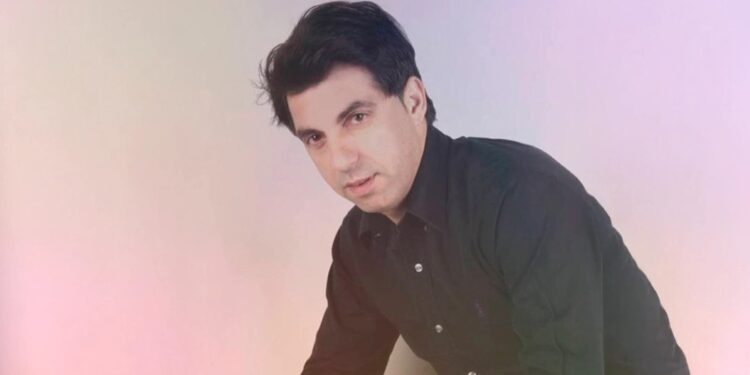 VRAU ME THIKË KËNGËTARIN E NJOHUR GREK/ Gjykata e dënon të miturin vetëm me 8 vite burgim