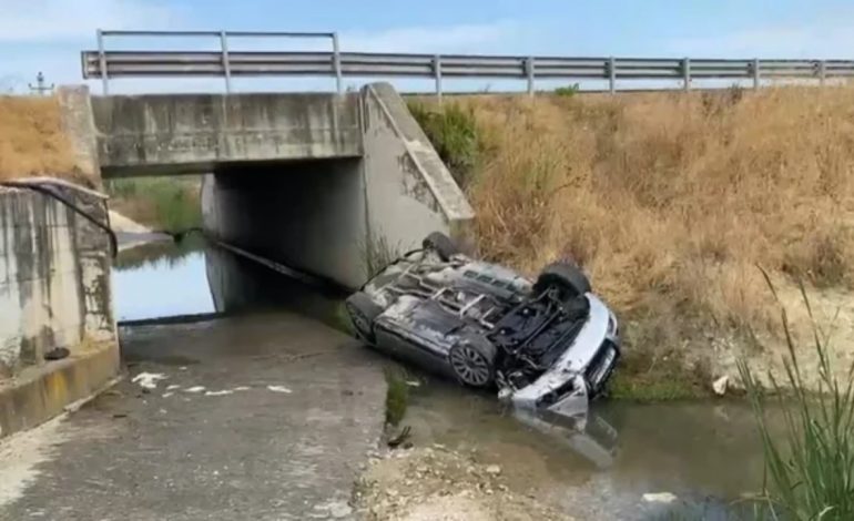 AKSIDENT NË AUTOSTRADËN FIER-LUSHNJË/ Automjeti del nga rruga dhe përfundon në nënkalim