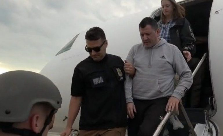 VIDEOLAJM/ Pas thuajse 30 vitesh në arrati, mbërrin në aeroportin e Rinasit Sokol Hoxha!