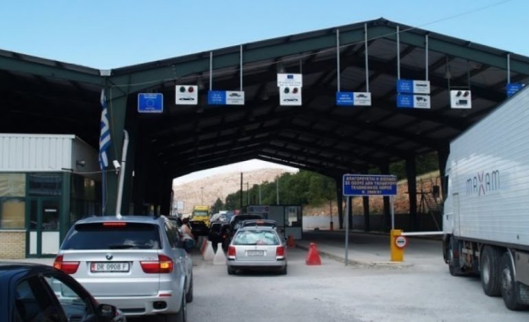 FLUKS I LARTË NË KUFI/ Mbi 23 mijë lëvizje në Kapshticë dhe Qafë Thanë