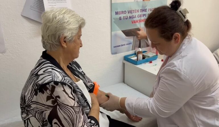 ETHET E NILIT NË KORÇË/ ISHP zbarkon në terren pas konfirmimit të rastit të parë në Shqipëri. Pritet dezinfektimi i zonave në qytet