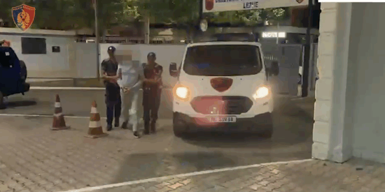 QËLLUAN ME ARMË DREJT MAKINËS SË KUSHËRIRIT/ Arrestohen 3 persona në Kurbin, 1 në kërkim
