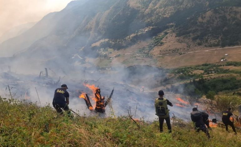 VIJON LUFTA NË PARKUN KOMËTAR TË LURËS/ Në terren mbi 100 forca dhe dy helikopterë