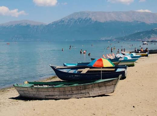TRAGJIKE NË POGRADEC/ 30-vjeçari mbytet pas zhytjes në ujë! Ishte me dy shokë në varkë