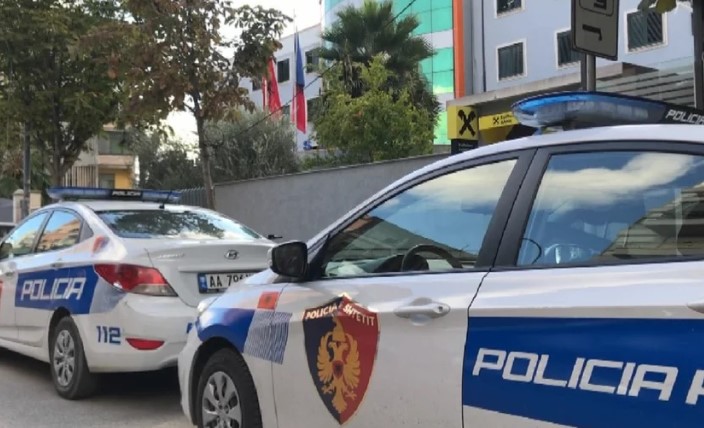 VRASJE NË KORÇË/ Të shtëna me kallash në lagjen 14, dyshohet për një viktimë