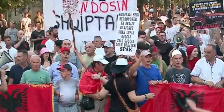MBAHET PROTESTA E 87-të PARA KRYEMINISTRISË/ Përsëriten kërkesat kundër Qeverisë