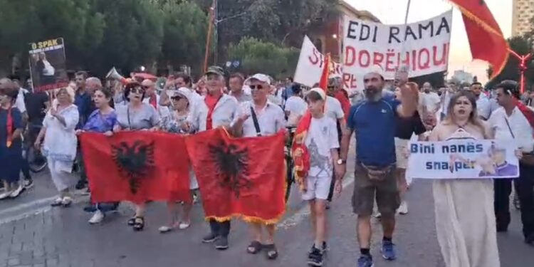 DITA E 66-të E TUBIMIT/ Protestuesit kërkojnë Qeveri teknike, nisin fjalimet para Kryeministrisë