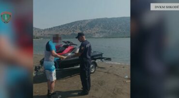 RREZIKONIN TË MBYTESHIN NË DET/ Shpëtohen 2 pushues në Velipojë