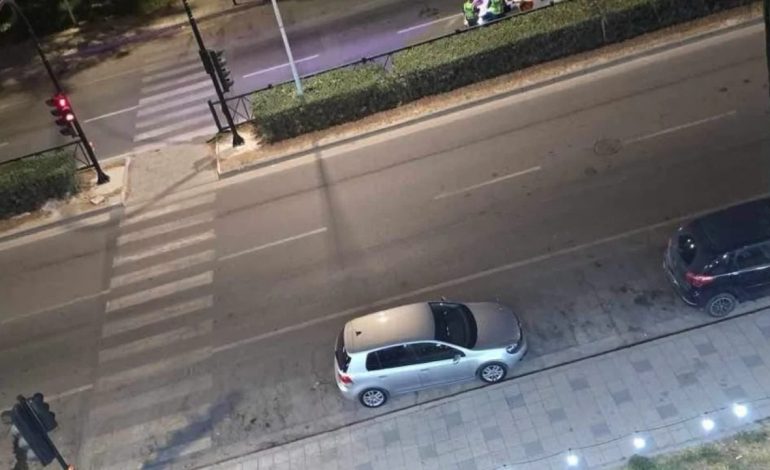 AKSIDENT I RËNDË NË VLORË/ Makina hyn në kryqëzim me semafor të kuq dhe përplas të renë, arratiset nga vendi i ngjarjes
